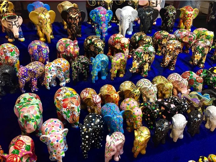 Разноцветные сувенирные слоны