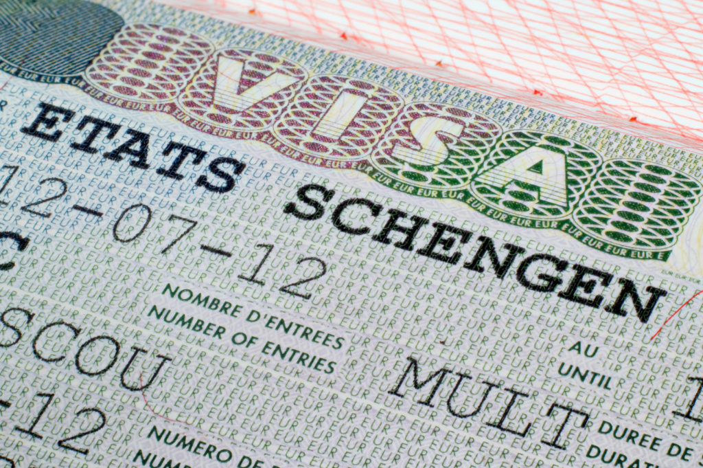По каким причинам могут отказать с шенгенской визой