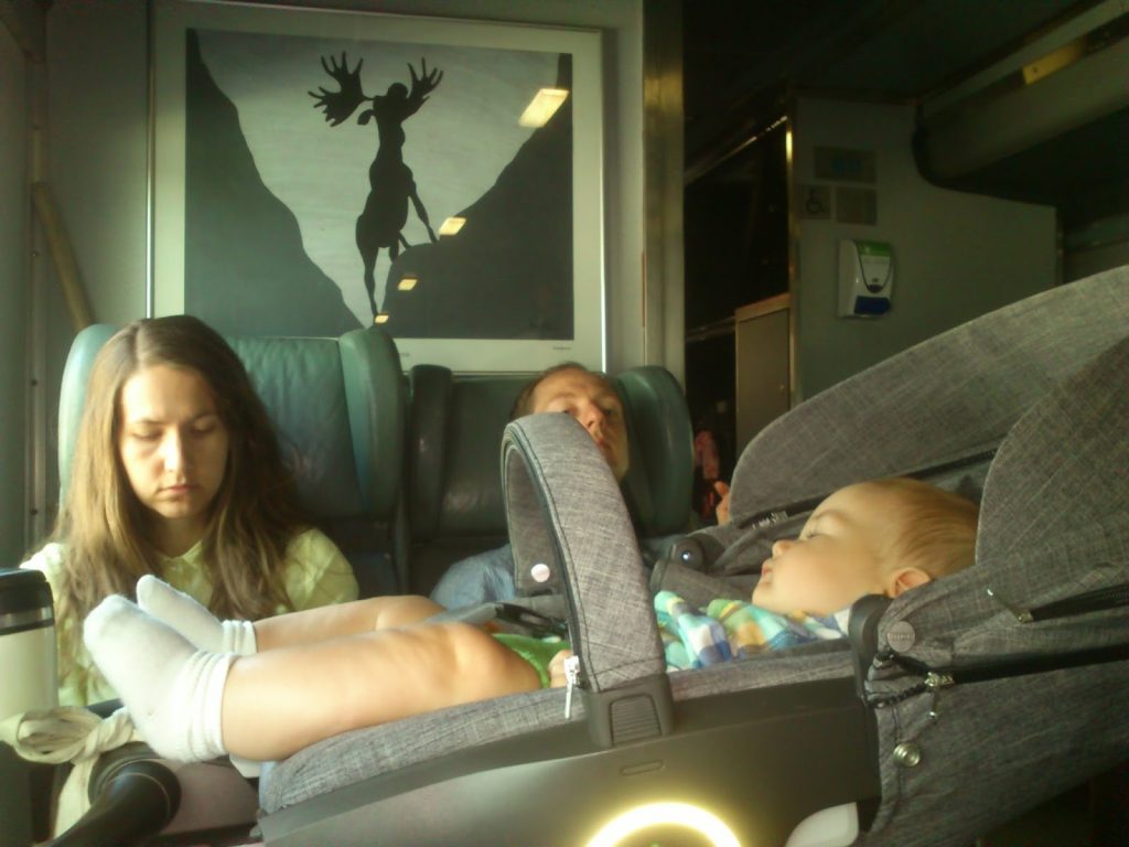 Как путешествовать с комфортом на поезде с ребенком