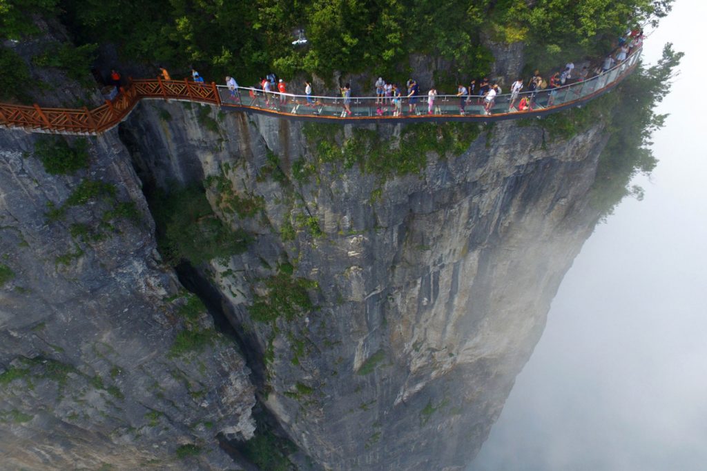 Где туристы могут увидеть "трескающийся" мост из стекла