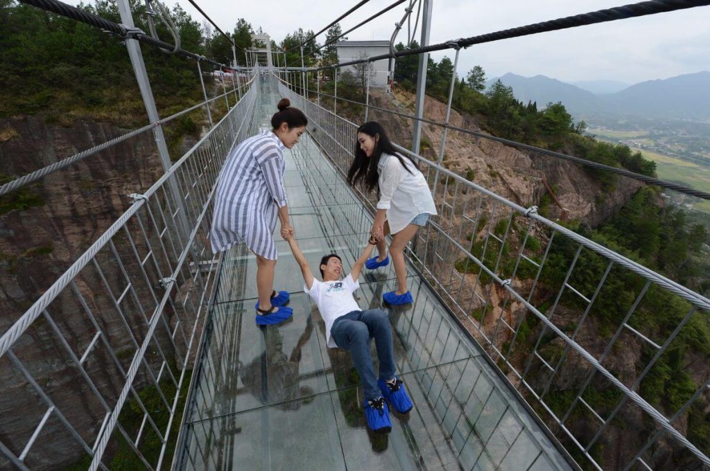 Где туристы могут увидеть "трескающийся" мост из стекла