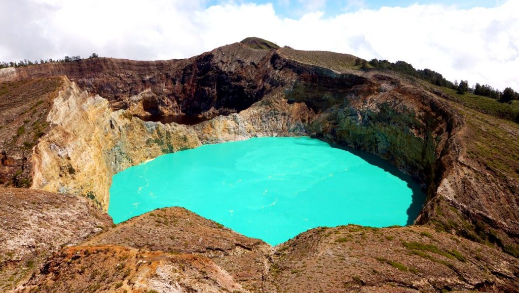 5 самых красивых озер мира с водой необычного цвета