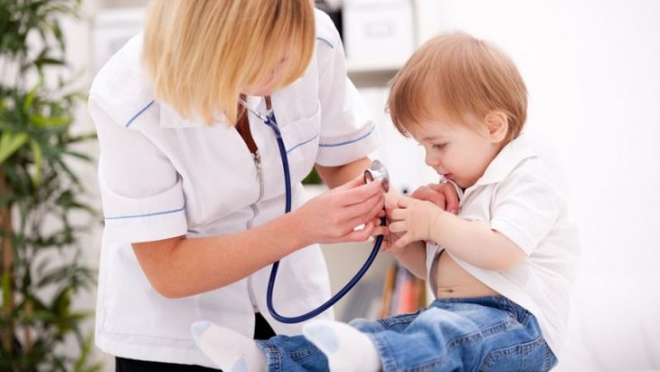 Ребенок на осмотре врача