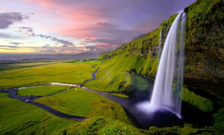 Вера в эльфов и мясо кита на обед: что еще вы не знали об Исландии