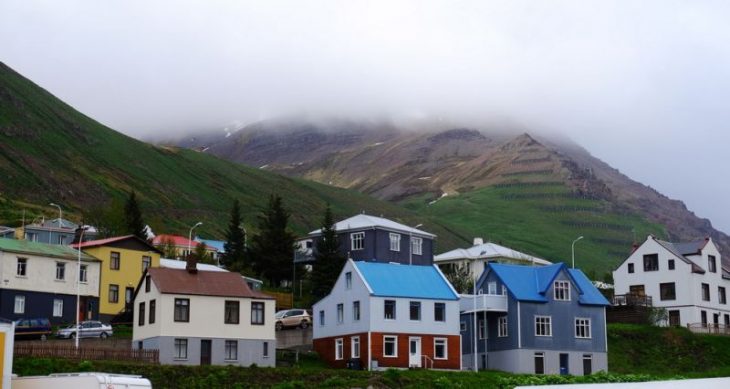 Вера в эльфов и мясо кита на обед: что еще вы не знали об Исландии