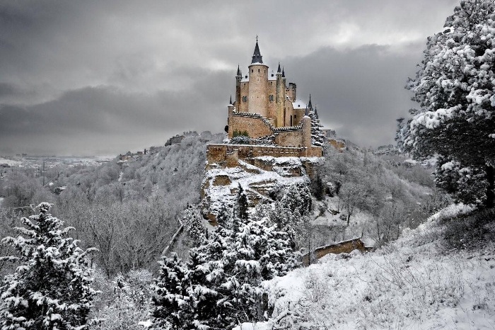 Самые красивые дворцы и замки зимой