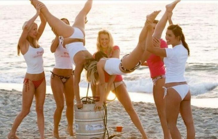 Смешные фото девушек на пляже: 30 снимков