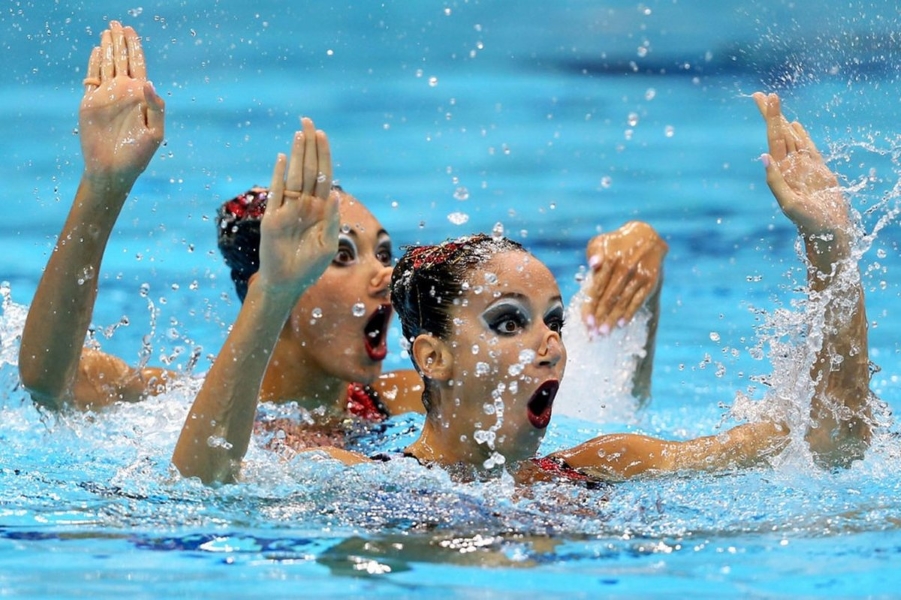 Dive into Laughter: A Collection of Hilarious Synchronized Swimming Photos