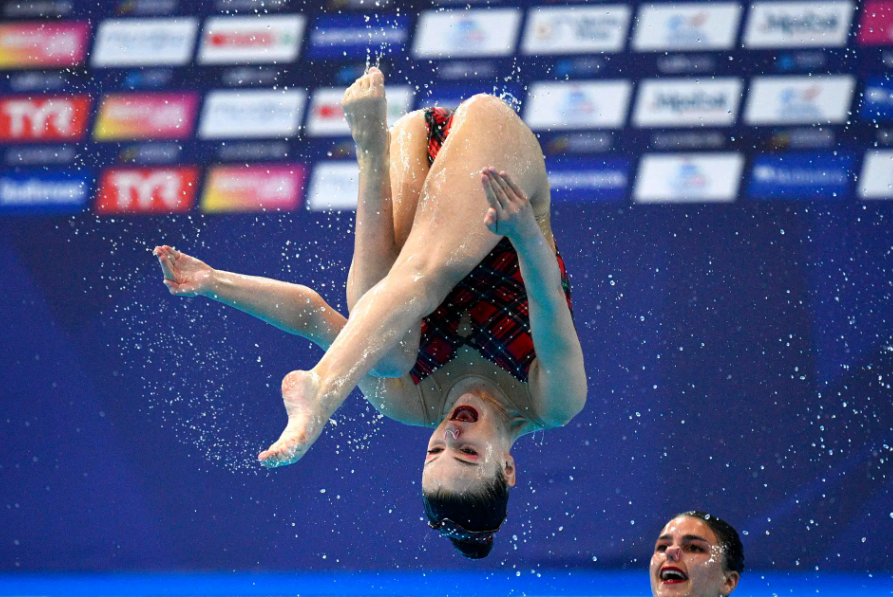 Dive into Laughter: A Collection of Hilarious Synchronized Swimming Photos