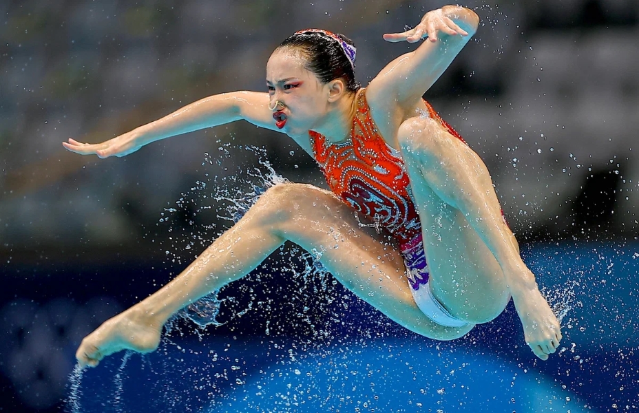 Dive into Laughter: A Collection of Hilarious Synchronized Swimming Photos