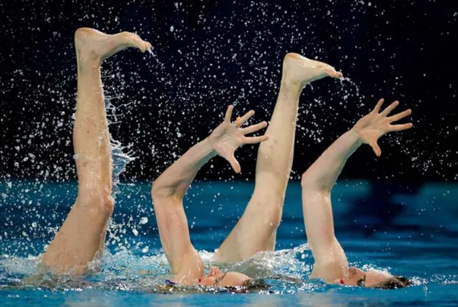 Dive into Laughter: A Collection of Hilarious Synchronized Swimming Photos