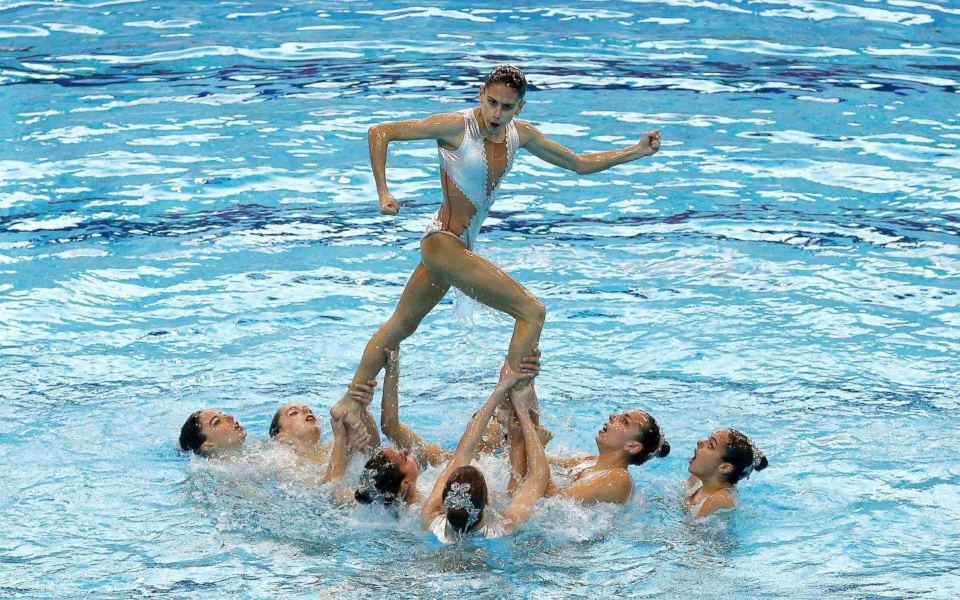 Dive into Laughter: A Collection of Hilarious Synchronized Swimming Photos