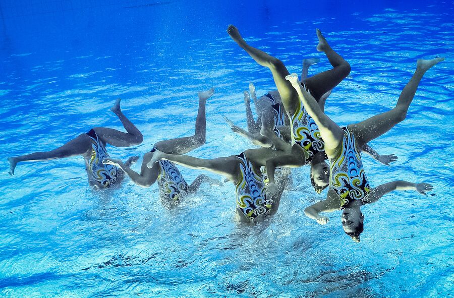 Dive Into Laughter A Collection Of Hilarious Synchronized Swimming Photos