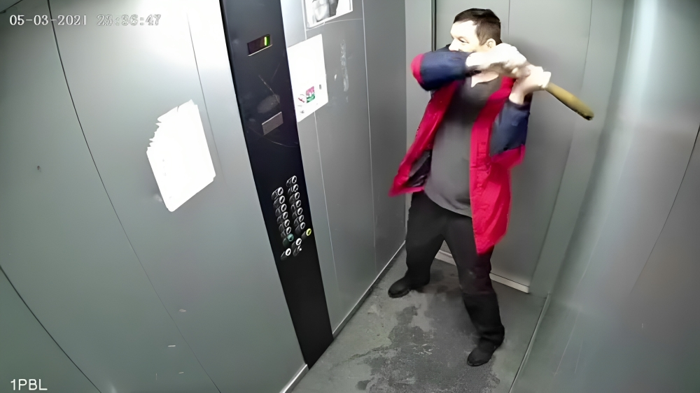 Выход хулигана. Лифт вандалы. Человек выходит из лифта.