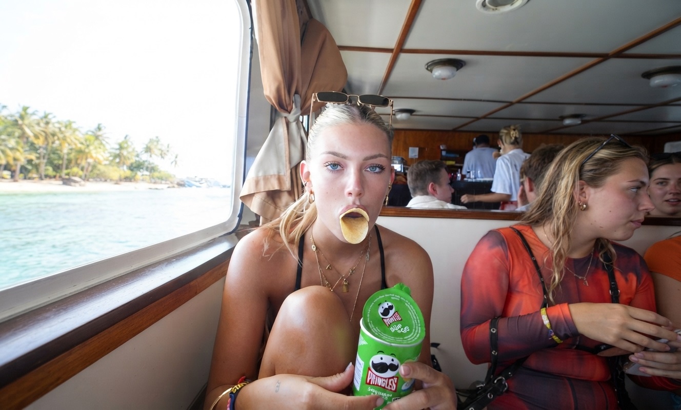 Carefree Girls Who Know How to Have Fun