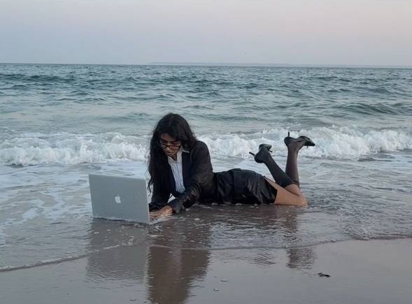 Carefree Girls Who Know How to Have Fun